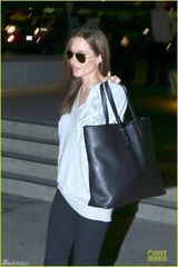 组图：朱莉便装黑超赴情人节 12岁儿子提大包