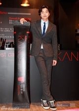 组图：韩星孔侑体验咖啡调理师 温柔笑容依旧灿烂