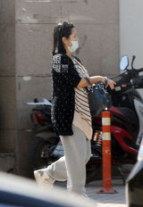 独家：何洁挺大肚外出就餐 素面朝天体态丰腴