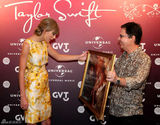 组图：泰勒-斯威夫特印花礼服俏丽亮相