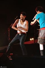 组图：苏打绿香港开唱团长脱衣 黄秋生点小情歌