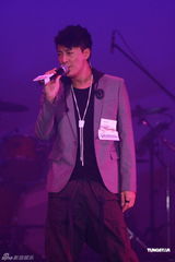 高清图：容祖儿等齐聚歌会 刘德华上演贴身辣舞