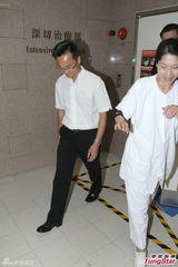组图：张卫健再入院探母面色憔悴 5时结束疗程