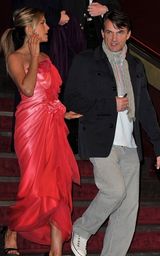 高清图：《赏金猎人》巴黎首映 安妮斯顿红裙夺目