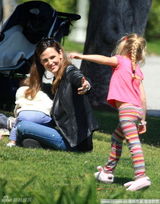 幻灯：詹妮弗-加纳携女儿野餐 紧搂小宝贝母爱洋溢