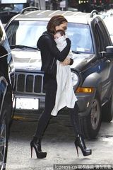 组图：贝嫂踩高跟稳健抱女 小公主包裹严实似蚕宝宝