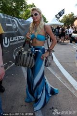 组图：帕里斯-希尔顿迈阿密度假 身材娇嗔凝视男友