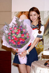 幻灯图：黄晓明绯闻女友校服装扮 清纯似张柏芝