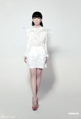 组图：张惠妹珍藏版CD海报曝光 穿白裙尽显冷艳高贵