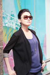 组图：江祖平黑色外套搭牛仔裤爽朗大气