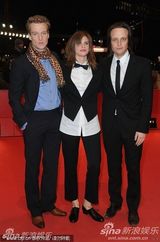 《除了我们还有谁》首映 女星Lena与两男星勾肩搭背