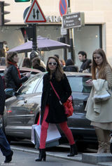 高清组图：杰西卡-阿尔芭街拍LOOK黑衣搭红裤