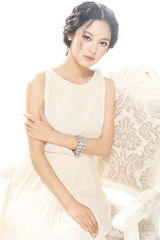 组图：辛芷蕾推出靓公主系大片 淡雅高贵气质不凡