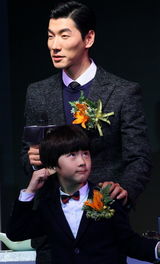 组图：张亮带天天出席代言活动