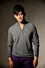 组图：演员杨志刚初秋写真神情随意淡然