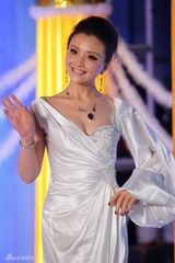 组图：孙茜出席时尚盛典 蓝色优雅羽翼长裙艳压群芳