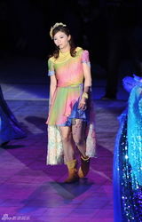 组图：众艺人水立方开唱 李宇春镂空皮衣抢眼