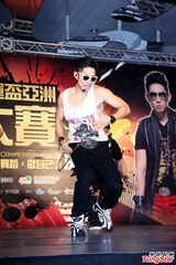 组图：吴建豪帅气亮相大秀舞技 墨镜遮面心情好