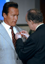 组图：施瓦辛格亮相2011戛纳电视节授予荣誉勋章