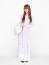 组图：佐佐木希玩变装秀 穿旗袍抱熊猫