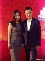 组图：闫妮裹身裙红毯秀曲线 耿乐帅气亮相