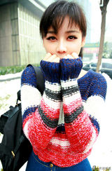 组图：袁姗姗雪中街拍 温暖笑容气质迷人