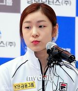 组图：金妍儿返韩引媒体蜂拥 亮相记者会卖萌