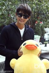 组图：韩星朴施厚抱玩偶街头卖萌开心似孩童