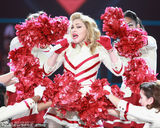 组图：麦当娜再现尖胸造型 上演倒挂豪乳呼之欲出