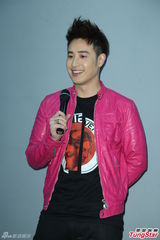 组图：潘玮柏摇下体跳哈林摇 对新恋情没有期待