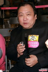 组图：《笑功》吴君如郑中基上演激烈床戏