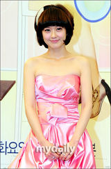 组图：张娜拉粉裙出席新剧《童颜美女》发布会