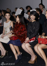 组图： 许茹芸镶钻黑丝面纱巴黎魅影