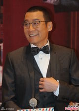 组图：梁家辉扮女人自夸靓 陈慧琳认输：我胸小