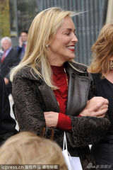 组图：莎朗-斯通长袍显邋遢 老态毕露性感不在