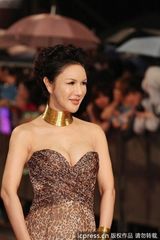 组图：金钟奖红毯利菁深V鱼尾长裙大秀事业线