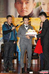 组图：张铎高校现场庆生 与老同学任重互爆外号