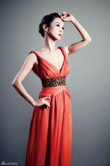 组图：周菲秋意复古大片 展优雅女人味