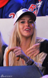 幻灯图集：林赛-罗韩携好友观看冰上曲棍球比赛