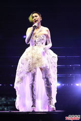 组图：汤宝如红磡体育馆开唱众星捧场