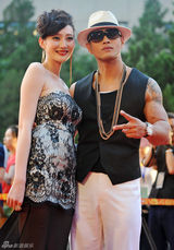 组图：《精忠岳飞》将播 黄晓明拄拐亮相红毯