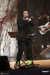 高清组图：陈奕迅香港开唱 靠唱功长裤T恤也疯狂