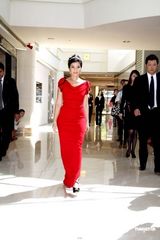 高清图：钟楚红为珠宝店剪彩 着红色礼服变公主