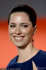 组图：《承诺》首映 豪尔穿长裙显优雅大方