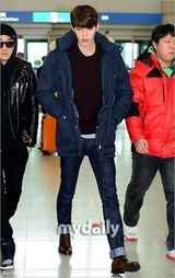 组图：金宇彬机场秀长腿 飞往新西兰拍广告