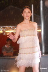 高清图：周迅超短低胸裙装现身 秀美腿夺人眼球