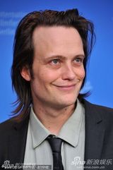 《除了我们还有谁》发布会 男星迪赫英伦范十足