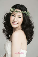 组图：刘梓妍新娘大片曝光 朋克盘发吸睛