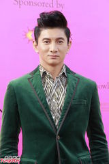 组图：吴君如力挺曾志伟 胡杏儿不急发展新感情