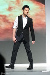 组图：杨千嬅丁子高上海同台走秀 麻辣十足秀恩爱